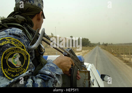 Un membro della nazionale irachena di scansioni di polizia del suo settore per la simulazione di IED durante un esercizio di formazione al di fuori del comando avamposto Cashe-North, Iraq il 2 luglio 2008. L'esercizio è stata condotta da parte degli Stati Uniti I soldati della terza brigata della prima divisione della polizia nazionale del team di transizione, assegnato a seconda dei vigili del Team di combattimento, 1° Divisione Corazzate. (U.S. Esercito foto di Spc. David J. Marshall/RILASCIATO) iracheno di polizia nazionali di formazione condotta esercizio 101353 Foto Stock