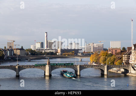 Basel, Svizzera - 24 Ottobre 2016: Contenitore nave sul fiume Reno passando sotto il ponte centrale nel centro della città Foto Stock