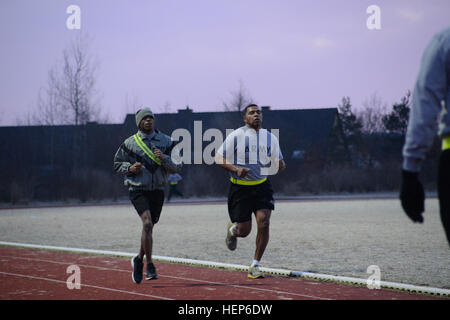 Stati Uniti Il personale dell'esercito Sgt. Lionell Redcloud (a destra), assegnato a U.S. Presidio militare di Ansbach e U.S. Army Sgt. Nelson Venable, assegnato a U.S. Army Garrison Stuttgart, completa la corsa parte dell'allenamento fisico prova durante la gestione di installazione comando- Europa guerriero migliore concorrenza a Grafenwoehr, Germania, 9 marzo 2015. (U.S. Esercito foto di Spc. Franklin Moore/ Rilasciato) 2015 Installation Management Command - Europa guerriero migliore concorrenza 150309-A-OO646-055 Foto Stock