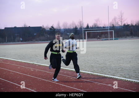 Stati Uniti Army Spc. Shane Sital (a destra), assegnato a U.S. Army Garrison Benelux, e SPC. Shanon Lautenschlager, assegnato a U.S. Army Garrison RHEINLAND-PFALZ, completa la corsa parte dell'allenamento fisico prova durante la gestione di installazione comando- Europa guerriero migliore concorrenza a Grafenwoehr, Germania, 9 marzo 2015. (U.S. Esercito foto di Spc. Franklin Moore/ Rilasciato) 2015 Installation Management Command - Europa guerriero migliore concorrenza 150309-A-OO646-108 Foto Stock