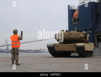 I soldati della terza divisione di fanteria offload un M1A2 Abrams battaglia principale serbatoio dal recipiente di trasporto "Liberty promessa" il 9 Marzo presso il Riga terminale universale dock. Più di 100 pezzi di equipaggiamento, compresi i serbatoi, M2A3 Bradley veicoli da combattimento e assortiti cargo militare, si sposterà sul ai siti in altre zone della Lettonia nonché l'Estonia e la Lituania a sostegno del funzionamento Atlantic risolvere, un compito permanente concepito per esemplificare usa e impegno della NATO nella regione, costruire capacità alleate e interoperabilità, e per rafforzare la stabilità e la sicurezza regionale. I soldati del Foto Stock