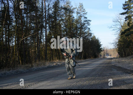 Stati Uniti Il personale dell'esercito Sgt. Apollo Stoewer, assegnato a U.S. Army Garrison Vicenza, completa la ruck marzo tratto durante la gestione di installazione comando- Europa guerriero migliore concorrenza a Grafenwoehr, Germania, 10 marzo 2015. (U.S. Esercito foto di Spc. Franklin Moore/ Rilasciato) 2015 Installation Management Command - Europa guerriero migliore concorrenza 150310-A-OO646-043 Foto Stock