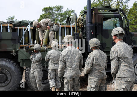 Un Marine ammo dettaglio dal 1° Battaglione, decimo reggimento Marine è stato assegnato al Charlie batteria, 1° Battaglione, 319Airborne campo reggimento di artiglieria, ottantaduesima Airborne Division artiglieria per aiutare lo scarico quasi più di 1.200 155MM alto esplosivo arrotonda la batteria è stato assegnato durante il funzionamento Rolling Thunder qui su Fort Bragg. (Capt. Joe Bush, ottantaduesima Airborne DIVARTY/RILASCIATO) Rolling Thunder 150317-A-BG594-005 Foto Stock