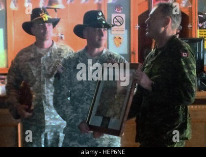 Lt. Col. William Rockefeller III (centro), commander, 2° Battaglione, dodicesimo reggimento di cavalleria "Thunder Horse", 1° Brigata corazzate contro la squadra, 1° Divisione di cavalleria, riceve un dono dal Lt. Col. Joshua principali di Lord Strathcona's cavallo (Royal canadesi) dell'esercito canadese durante un leader round-up 12 Marzo in Killeen, Texas. (U.S. Foto dell'esercito da 1Lt. Alfred McDaniel, 2° Battaglione, dodicesimo reggimento di cavalleria, 1° ABCT, 1a divisione di cavalleria/RILASCIATO) Cav truppe, esercito canadese congedati dopo il training partnership 150312-A-AB111-001 Foto Stock