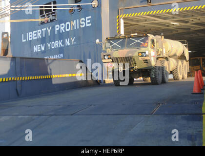 Internazionale offload logisticians un combustibile usa transporter dal recipiente di trasporto "Liberty promessa" 13 Marzo presso il porto di Bremerhaven. Più di 300 pezzi di equipaggiamento, compresi UH-60 Black Hawk elicotteri, veicoli cingolati, Humvees, truppe vettori e assortiti cargo militare, si sposta sui siti in Lettonia, Estonia e Lituania a sostegno del funzionamento Atlantic risolvere, un compito permanente concepito per esemplificare usa e impegno della NATO nella regione, costruire capacità alleate e interoperabilità, e per rafforzare la stabilità e la sicurezza regionale. Soldati del 1° Brigata Armor combattere Foto Stock