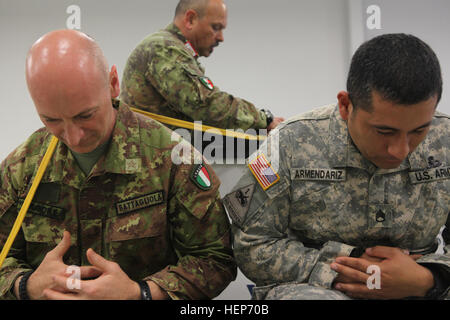 Multi-service e nazioni partner lavorare insieme alla preforma Jumpmaster prove per il funzionamento Skyfall a Dobbins Air Base di riserva, Ga., 16 marzo 2015. Funzionamento Skyfall è un giunto, multi-laterale della telecamera di combattimento oggetto di scambio di esperti, ospitato dall'982nd combattere la società della telecamera, che avviene in corrispondenza di diverse posizioni in Georgia. Funzionamento Skyfall è un evento che si concentra sull'interoperabilità di combattere la formazione della telecamera e la cattura di airborne operazioni con tre nazioni partner e multi-unità di assistenza. (U.S. Esercito Foto di PFC. Jessica Hurst/RILASCIATO) Funzionamento Skyfall 2015 150316-A-A882 Foto Stock