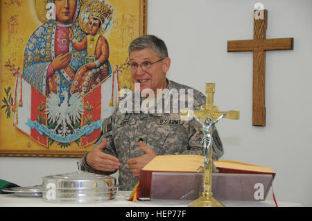 Lt. Col. Kent Berry, un esercito cappellano dal FOB Mehtar Lam nella provincia di Laghman, Afghanistan, dà un discorso ai membri del Team di Ricostruzione Provinciale Ghazni, nella cappella a livello FOB Ghazni, Afghanistan, Sett. 24. Lt. Col. Berry e il suo team stanno visitando la cavalleria 221st reggimento delle forze di sicurezza I membri che sono attualmente dispiegati al comando Regionale Oriente, l'Afghanistan. US Army 51656 Cappellano incontra FOB soldati Ghazni Foto Stock