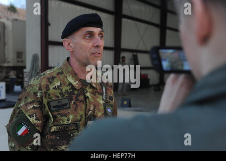 Nautica italiana Sgt. Flaminio Coen fornito un intervista circa la sua visita in America e i suoi sentimenti airborne operations per il funzionamento Skyfall al Silver Comet campo a nord-ovest di Paulding Atlanta Airport, Ga., Marzo 17, 2015. Funzionamento Skyfall è un giunto multilaterali per combattere la telecamera oggetto di scambio di esperti, ospitato dall'982nd combattere la società della telecamera, che avviene in corrispondenza di diverse posizioni in Georgia. Funzionamento Skyfall è un evento che si concentra sull'interoperabilità di combattere la formazione della telecamera e la cattura di airborne operazioni con tre nazioni partner e multi-unità di assistenza. (U.S. Foto dell'esercito Foto Stock