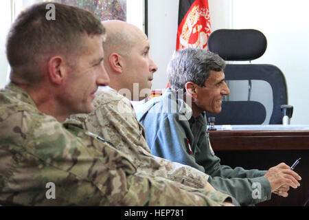 Col. Nooristani (a destra), la polizia di Nangarhar Centro di Formazione Regionale Commander, discute di miglioramento delle strutture e aumentando i corsi di formazione con la Marine Corps Il Mag. Marcus Cornelius (al centro), il consulente di formazione assegnato alla polizia Advisory Team, Col. J.B. Vowell (sinistra), il treno consigliare assistere Command-East Vice comandante, e altri TAAC-E consiglieri Marzo 17. (U.S. Foto dell'esercito da Capt. Jarrod Morris, TAAC-e gli affari pubblici) consiglieri noi vedere progressi nella polizia afgana 150317 formazione-A-VO006-867 Foto Stock