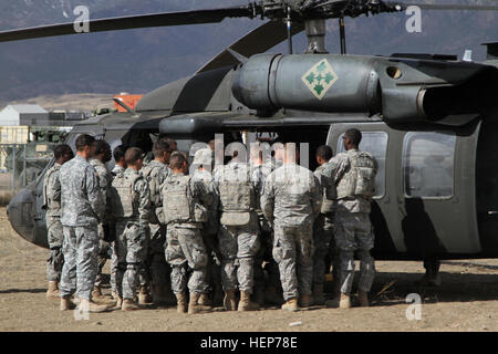 I soldati della compagnia B, 2nd Battalion, 23rd Infantry Regiment, 1st Stryker Brigade Combat Team, 4th Infantry Division hanno condotto un addestramento a freddo e a caldo con un elicottero UH-60 Black Hawk il 18 marzo 2015, esercitando entrata, uscita, posizionamento, e la gestione delle attrezzature in preparazione alle operazioni di assalto aereo. Foto Stock