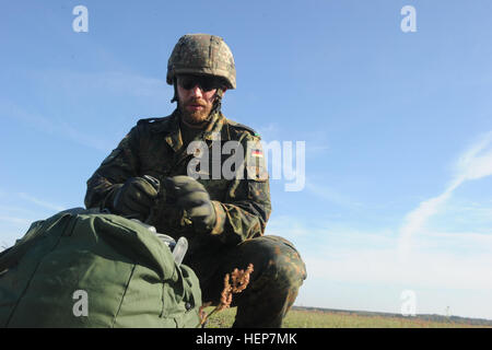 Esercito Tedesco Master Sgt. Willi Derhson, dell'Luftlandebrigade 26, chiude il suo aviator kit bag durante le operazioni di volo a Plantation Airpark, Sylvania, Ga., Marzo 20, 2015. Funzionamento Skyfall è un giunto multilaterali per combattere la telecamera airborne oggetto di scambio di esperti, ospitato dall'982nd combattere la società della telecamera, che avviene in corrispondenza di diverse posizioni in Georgia. Funzionamento Skyfall è un evento che si concentra sull'interoperabilità di combattere la formazione della telecamera e la cattura di airborne operazioni con tre nazioni partner e multi-unità di assistenza. (U.S. Esercito foto di PFC. Glenaj Washington / rilasciato) Foto Stock