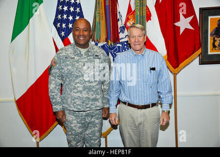 Da sinistra, il Mag. Gen. Darryl A. Williams , STATI UNITI Army Africa Comandante generale e ritirato Lt. Gen. John M. Le Moyne posano per una foto di gruppo in USARAF comandante ufficio presso Caserma Ederle a Vicenza, Italia Il 23 marzo 2015. (Foto di U.S. Esercito di Visual Information Specialist Davide Dalla Massara) ritiratosi Lt. Gen. John M. Le Moyne visita alla Caserma Ederle a Vicenza, Italia 150323-A-fare858-002 Foto Stock