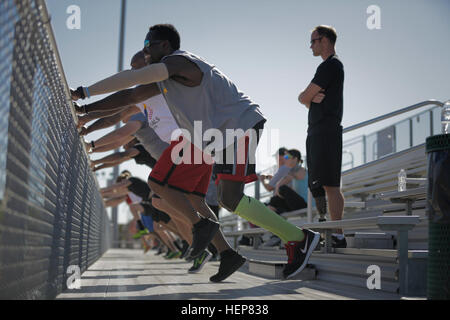 Stati Uniti Esercito si riserva Sgt. Zedrik Pitts, Fort Bliss, Texas, esegue il warm up trapani insieme con altri atleti che partecipano a corsi di formazione per la via e il campo Event prima dell'esercito 2015 prove, a Fort Bliss, Texas, 24 marzo 2015. Circa 80 feriti e ammalati e feriti i soldati e i veterani sono a Fort Bliss per treno e competere in serie di agonistica eventi tra cui tiro con l'arco, ciclismo, tiro, seduta pallavolo, nuoto, via, il campo e basket in carrozzella. Prove dell'esercito, 29 marzo - 2 Aprile è condotta dall'esercito guerriero comando di transizione e ospitato da Fort Bliss. Foto Stock