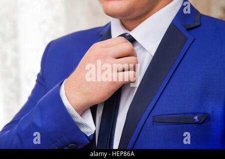 Elegante moda giovane uomo che indossa giacca nera della tuta formale Foto Stock