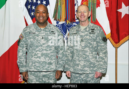 Da sinistra, il Mag. Gen. Darryl A. Williams, U.S. Army Africa comandante generale, e il tenente Gen. Edward C. Cardon, comandante generale, Esercito degli Stati Uniti Cyber comando, posa per una foto di gruppo in USARAF comandante ufficio presso Caserma Ederle a Vicenza, Italia, 25 marzo 2015. (Foto di U.S. Esercito di Visual Information Specialist Paolo Bovo/rilascio) Lt. Gen. Edward C. Cardon visita alla Caserma Ederle a Vicenza, Italia 150324-A-JM436-036 Foto Stock