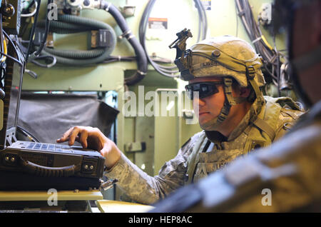 Stati Uniti I soldati dell esercito dalla sede centrale e sede batteria, 3° Battaglione, campo xiii reggimento di artiglieria, fissata per il 2° Brigata Team di combattimento, 1° Divisione di Fanteria, provate a missioni di fuoco durante un'azione decisiva la rotazione 15-06 presso il National Training Center, Fort Irwin, California, 25 marzo 2015. Azione decisiva rotazioni unità consentono di esercitare appieno la loro missione essenziale nell'elenco delle attività che supporta l'esercito di competenze core: Ampia area di sicurezza e bracci combinato di manovra. (U.S. Esercito foto di Spc. Ashley marmo/RILASCIATO) 2° Brigata Team di combattimento, 1° Divisione di fanteria a livello nazionale Foto Stock