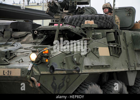 Ordnance Officer, 1Lt. Lauren Lybbert dal xvi il supporto dei comandi dei vigili del fuoco di un convoglio di Stryker veicoli corazzati da fulmine truppa, 3-2 reggimento di cavalleria, la polizia militare carrelli pistola dal XVIII militari di polizia e dei Vigili del Fuoco e navi cisterna per il trasporto di carburante dal xvi supporto brigata per la città vecchia di Cracovia il 26 marzo per Operazione Dragoon Ride. Il funzionamento è un esercizio di capstone per la seconda unità di cavalleria di rotazione sotto il funzionamento Atlantic risolvere dove il convoglio di soldati 1.800 km di Vilseck, Germania e visita la NATO nazioni alleate.(STATI UNITI Foto dell'esercito da 1Lt. Henry Chan, xvi supporto Brig Foto Stock