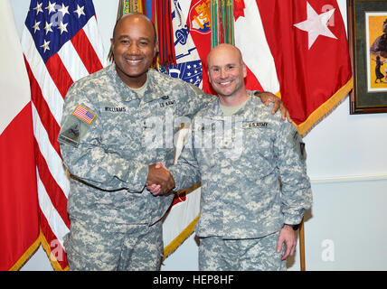 Da sinistra, il Mag. Gen. Darryl A. Williams, U.S. Army Africa Comandante generale e Briga. Gen. Christopher G. Cavoli, comandante della Settima esercito multinazionale comune comando di formazione; posa per una foto di gruppo in USARAF comandante ufficio presso Caserma Ederle a Vicenza, Italia, 27 marzo 2015. (Foto di U.S. Esercito di Visual Information Specialist Davide Dalla Massara) Brig. Gen. Christopher G. Cavoli visita alla Caserma Ederle a Vicenza, Italia 150327-A-fare858-001 Foto Stock