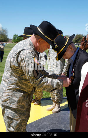 Novantasei-anno-vecchio veterano della Seconda guerra mondiale, Sgt. Clinton Woodley, orologi come il Mag. Gen. Michael bollette, comandante generale 1a divisione di cavalleria, perni sull'ultimo di quattro riconoscimenti per Woodley durante una cerimonia di premiazione in campo Cooper, a Fort Hood in Texas, 27 marzo. Woodley hanno aderito il 1° Cav. Div. nel 1940, a cavallo del confine Texas-Mexico. Più tardi, egli ha servito con la prima squadra come un fante nel Pacifico teatro di operazioni da 1943-1945. Woodley è stata presentata la medaglia di stella Bronze; Philippine Liberation Medal; la medaglia Asiatic-Pacific con quattro bronzo servizio campagna stelle; e il mondo Foto Stock