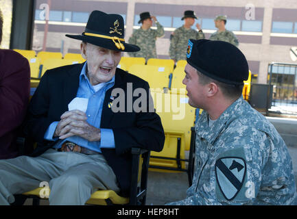 Sgt. Clinton Woodley, un 96-anno-vecchio veterano della Seconda guerra mondiale ride con SPC. Nathan Melton, un soldato assegnato alla prima divisione di cavalleria prima di una cerimonia di premiazione per Woodley alla Cooper Campo a Fort Hood in Texas, 27 marzo. Melton, chissà Woodley dalla sua città natale, ha detto che ha sentito parlare della cerimonia e "doveva essere lì". Woodley servita nel 1° Cav. Div. prima della seconda guerra mondiale e nel Pacifico teatro delle operazioni. Woodley è stata presentata la medaglia di stella Bronze; Philippine Liberation Medal; la medaglia Asiatic-Pacific con quattro bronzo servizio campagna stelle; e la II Guerra Mondiale Medaglia Vittoria. (Esercito U.S phot Foto Stock