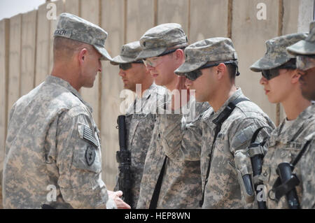 Spc. Jacobo Ortiz, con C Company, 299i "Lifeline" Brigata Battaglione di supporto, 2a consigliare e assistere brigata, 1a divisione di fanteria, Stati Uniti Division - Centro e un El Paso, Texas, nativo, esegue il rendering di un saluto a Briga. Gen. Bradley A. Becker, Vice comandante generale - supporto con il XXV divisione di fanteria, USD-C, prima di ricevere un gettone di eccellenza da Becker a Camp Liberty, Iraq, 18 aprile. Ortiz è stato riconosciuto per le sue prestazioni come la brigata di approvvigionamento medico non ufficiale incaricato in carica e per servire come la manutenzione biomedica NCO di riparazione. (U.S. Foto dell'esercito da Capt. Foto Stock