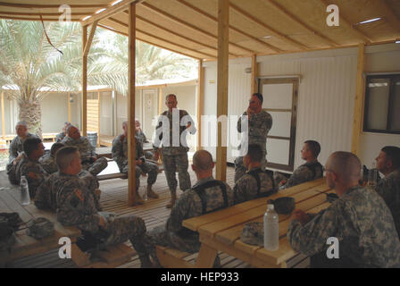 I soldati del 583rd Military Police Detachment, Ohio National Guard, svolgono compiti di legge e ordine al Victory base Complex, Iraq, sotto la supervisione di alti dirigenti militari. Foto Stock
