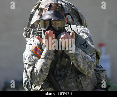 Army Reservist Sgt. Vincent C. Schimke, 86º Training Division, Fort McCoy, Wis., dons e cancella la sua maschera protettiva durante il reagire ad agenti chimici o biologici attacco pericolo evento della della 84ma la formazione di comando/xi comando aviazione/riserva di esercito divisione carriere il comando combinato guerriero migliore concorrenza sul Fort Knox, Ky., 30 marzo 2015. (U.S. Esercito Foto di Sgt. 1. Classe Clinton legno, 84A Comando di formazione Affari pubblici) combinato miglior guerriero 150330-A-HX393-119 Foto Stock