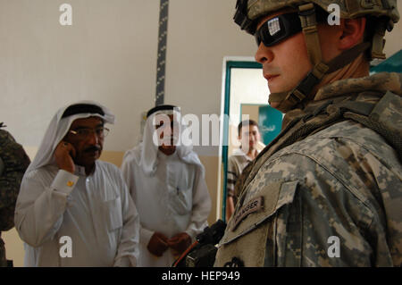 Il cap. Brian Sweigart, San Antonio, Texas, nativo, ispeziona una classe al Abbas la scuola primaria nel nordovest di Baghdad del telecomando del nuovo Nahia Taji, 17 luglio, dopo i lavori di ristrutturazione finale sono state effettuate la scuola. Sweigart è il comandante del Quartier Generale e Sede Società, 1° Battaglione, 27 Reggimento di Fanteria "Wolfhound," seconda Stryker Brigade Combat Team 'Warrior", XXV divisione di fanteria, Divisione multinazionale - Bagdad. Wolfhound, GoI lavoro per ricostruire l'istruzione 104971 Foto Stock