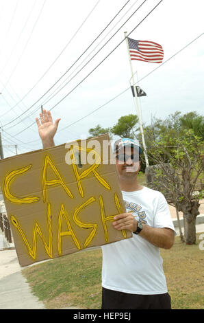 GUANTANAMO Bay a Cuba - Navy Chief Petty Officer Wesley Cole pubblicizza sul Sherman Avenue per il CPOA carwash raccolta fondi. Il Marine Expeditionary battaglione di guardia supporta la Joint Task Force missione qui. JTF Guantanamo conduce al sicuro e di assistenza umana e la custodia dei detenuti combattenti ostili. La JTF conduce operazioni di interrogazione per raccogliere intelligence strategica a sostegno della guerra globale al terrorismo e sostiene l'applicazione della legge e i crimini di guerra di indagini. JTF Guantanamo si è impegnato per la sicurezza e la sicurezza del servizio americano di membri e i civili che lavorano dentro la sua facilit di detenzione Foto Stock