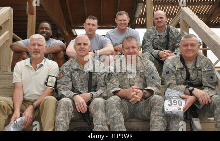 I membri del Comune di supporto Command-Afghanistan, assemblato come 'Team Hambone,' posano per una foto di gruppo prima della 24 Ore di esecuzione per la carità a Kandahar Airfield, Afghanistan, aprile 16-17. (Back da sinistra) U.S. Esercito 1Lt. Hermon T. cotone, 1st. Lt. Nicholus T. Cook, il Mag. Dexter T. Thornton, Sgt. 1. Classe Jason H. dighe. (Anteriore da sinistra) ritiratosi Sgt 1a classe John M. Crotwell, Master Sgt. Stanley E. cappotti, il Mag. William M. Harlow, Master Sgt. Bobby C. Patrick. Non raffigurate sono Chief Warrant Officer 2 William J. Bowman e il Mag. Clint Barnes. Il team ha terminato il primo posto in tutti maschi divisi Foto Stock