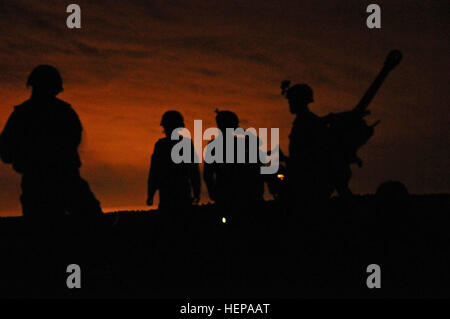 British Airborne artiglieria Gunners guardare oltre la zona di caduta per i jumper mentre essi uomo loro L118 cannoni di luce che forniscono gli incendi indiretto per entrambi inglesi e americani paracadutisti durante il più grande esercizio combinato del suo genere svoltasi il Fort Bragg in quasi venti anni. (Capt. Joe Bush, ottantaduesima Airborne DIVARTY/ Rilasciato.) CJOAX notte 150417-A-BG594-008 Foto Stock