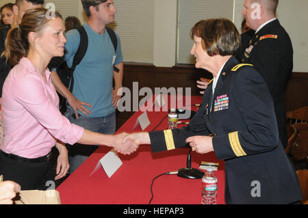 Stati Uniti Esercito il Mag. Gen. Megan P. Tatu, a destra il comandante generale del 79th Supporto Supporto comando, INCONTRA E PARLA con gli studenti durante le donne di Troia ufficiale della riserva del comando per la formazione e la University of Southern California (USC) Sidney Harman Accademia per studio Polymathic evento presso il campus USC in Los Angeles, Marzo 27, 2013. La manifestazione si è concentrata sul ruolo delle donne nella difesa nazionale. (U.S. Esercito foto di Sgt. Scott Akanewich/RILASCIATO) lieto di incontrarvi 130327-A-JF389-002 Foto Stock