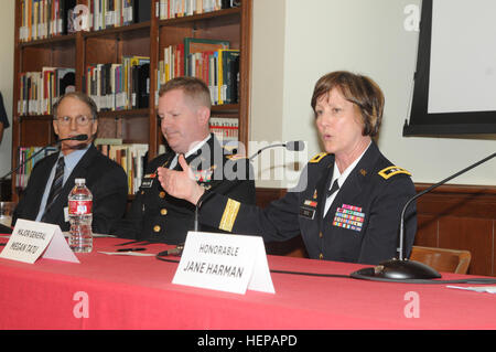 Stati Uniti Esercito il Mag. Gen. Megan P. Tatu, a destra il comandante generale del 79th supporto comando di supporto, parla a donne di Troy ufficiale della riserva del comando per la formazione e la University of Southern California (USC) Sidney Harman Accademia per studio Polymathic evento presso il campus USC in Los Angeles, Marzo 27, 2013. La manifestazione si è concentrata sul ruolo delle donne nella difesa nazionale. (U.S. Esercito foto di Sgt. Scott Akanewich/RILASCIATO) parere generale 130327-A-JF389-005 Foto Stock