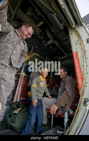 Il 13 marzo Spc. Neil Stanfield mostra un ragazzo egiziano intorno al C-130J che volerà da Djerba Zarzis Airport in Tunisia al Cairo, Egitto, a bordo di una U.S. Air Force C-130J. Questi cittadini egiziani sono tra decine di migliaia di persone che sono fuggiti dal conflitto in Libia in Tunisia, in cui la crisi umanitaria è il dispiegamento. Questo C-130J, percorsa dalla 37th Airlift Squadron da Ramstein Air base, Germania, è parte di un contingente di aeromobile da la 37th e la 26th U.S. Marine Expeditionary Unit che stanno ricevendo gli sfollati home. Poiché le operazioni ha cominciato il 4 marzo, più di 750 passeggeri sono state sh Foto Stock