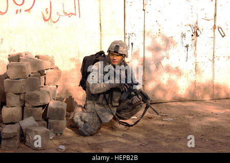 Spc. John Ward, nativo di El Paso, Texas, mantiene la sicurezza in Istaqlal Qada marketplace, situato a nord-est di Bagdad, 28 luglio 2008. Ward è un combattimento medic assegnato alla società B, 52nd Reggimento di Fanteria, fissata per il 1° Battaglione, 27 Reggimento di Fanteria "Wolfhound," seconda Stryker Brigade Combat Team 'Warrior", XXV divisione di fanteria, Divisione multinazionale - Bagdad. Wolfhound patrol mercato Istaqlal 107650 Foto Stock