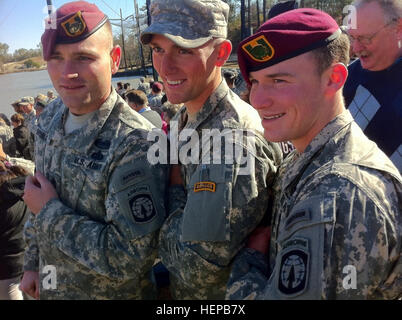 Sgt. 1. Classe Ricky Royals, sinistra, Sgt. Marcus Emelio, centro e Sgt. Christopher McMurdy, destra, orgogliosamente mostrare loro linguette Ranger. Ciascun soldato recentemente laureato dall'U.S. Army Ranger scuola e sono di stanza a Fort Bragg, N.C., e che serve attualmente nel XXI Polizia Militare Company, 503rd Polizia Militare battaglione (airborne), XVI Polizia Militare brigata. La polizia militare laureato dalla scuola di Ranger 362434 Foto Stock