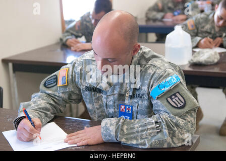 Il personale Sgt. Giacobbe Simmons, di Danville, Ill., con la 317ingegnere società fuori di Kankakee, Ill., rappresentando il 416th ingegnere teatro di comando (TEC), prende la prova scritta durante il 2015 combinati TECs' miglior guerriero competizione ospitata a Fort McCoy, Wis. egli sarà la prossima vie presso l'U.S. La riserva di esercito di concorrenza comando inizio maggio 3. (U.S. Esercito foto di Sgt. 1. Classe Renzo McDufford) 2015 combinati TEC guerriero migliore concorrenza 150426-A-SN704-353 Foto Stock