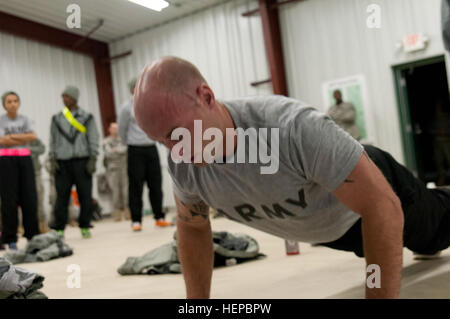 Il personale Sgt. Giacobbe Simmons, di Danville, Ill., con la 317ingegnere società fuori di Kankakee, Ill., rappresentando il 416th ingegnere teatro di comando (TEC), partecipa all'esercito fisica Test per vedere chi è il migliore in assoluto la resistenza fisica durante il 2015 Teatro combinato comandi ingegnere' miglior guerriero competizione ospitata a Fort McCoy, Wis. egli sarà la prossima vie presso l'U.S. La riserva di esercito di concorrenza comando inizio maggio 3. (U.S. Foto dell'esercito da Staff Sgt. Roger Ashley) 2015 combinati TEC guerriero migliore concorrenza - Army Physical Fitness Test 150427-A-DM336-378 Foto Stock