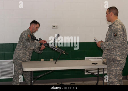 Stati Uniti La riserva di esercito Sgt. Albert Barnes, da Meriden, Connecticut, rappresenta il teatro 412 Engineer comando, con la 94th Polizia Militare Company, assembla un M249 mitragliatrice durante la 412 e 416th 2015 combinati TECs' miglior guerriero concorrenza Aprile 25-29 a Fort McCoy, Wis. (U.S. Esercito foto di Sgt. 1. Classe Renzo McDufford) 2015 combinati TEC guerriero migliore concorrenza 150428-A-SN704-059 Foto Stock