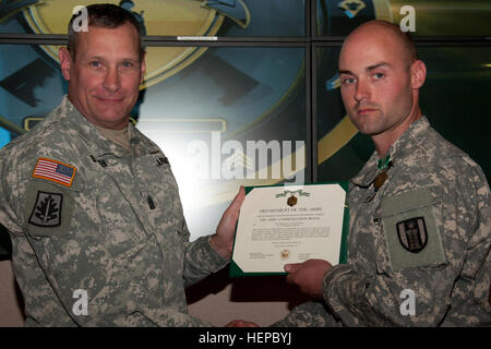 Stati Uniti Esercito personale di riserva Sgt. Giacobbe Simmons, un Danville, Ill., nativo, che rappresenta il teatro 416th Engineer comando, con la 317Engineer Company, Kankakee, Ill., si congratula con il comando Sgt. Maggiore Robert Stanek, dopo besting altri candidati per essere il comando Noncommissioned del miglior guerriero durante il 412 e 416th 2015 combinati TECs' miglior guerriero concorrenza aprile 25 a 29 a Fort McCoy, Wis. egli procede per gli Stati Uniti La riserva di esercito guerriero migliore concorrenza svolge in Fort Bragg, N.C. 3-8 maggio. (U.S. Esercito foto di Sgt. 1. Classe Renzo McDufford) 2015 combinati miglior guerriero compet Foto Stock