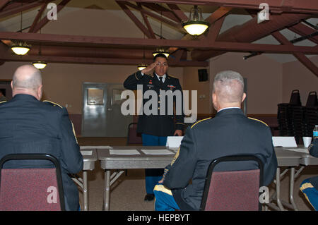 Stati Uniti La riserva di esercito di Spc. Ivan C. Saucedo, rappresenta il teatro 416th Engineer comando, con l'Ingegnere 302nd Company, rapporti per i sergenti board per rispondere alle domande relative a conoscenza militare, gli eventi correnti e altri argomenti durante il 412 e 416th 2015 Teatro combinato comandi ingegnere' miglior guerriero concorrenza Aprile 25-29 a Fort McCoy, Wis. (U.S. Esercito foto di Sgt. 1. Classe Renzo McDufford) 2015 combinati TEC guerriero migliore concorrenza 150429-A-SN704-013 Foto Stock