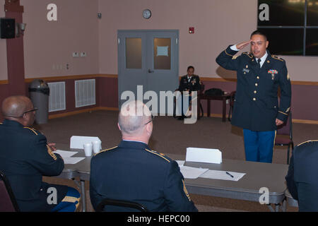 Stati Uniti La riserva di esercito Sgt. Ronald Lorenzana, da Miami, rappresenta il teatro 412 Engineer comando, con l'Ingegnere 758th Company, Perrine Fla., rapporti per i sergenti board per rispondere alle domande relative a conoscenza militare, gli eventi correnti e altri argomenti durante il 412 e 416th 2015 Teatro combinato comandi ingegnere' miglior guerriero concorrenza Aprile 25-29 a Fort McCoy, Wis. (U.S. Esercito foto di Sgt. 1. Classe Renzo McDufford) 2015 combinati TEC guerriero migliore concorrenza 150429-A-SN704-042 Foto Stock