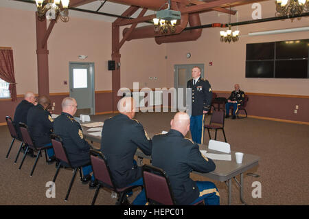 Stati Uniti La riserva di esercito Sgt. Joshua Humphrey, rappresenta il teatro 412 Engineer comando, con l'Ingegnere 340 Company, New Kensington, Pa., rapporti per i sergenti board per rispondere alle domande relative a conoscenza militare, gli eventi correnti e altri argomenti durante il 412 e 416th 2015 Teatro combinato comandi ingegnere' miglior guerriero concorrenza Aprile 25-29 a Fort McCoy, Wis. (U.S. Esercito foto di Sgt. 1. Classe Renzo McDufford) 2015 combinati TEC guerriero migliore concorrenza 150429-A-SN704-036 Foto Stock