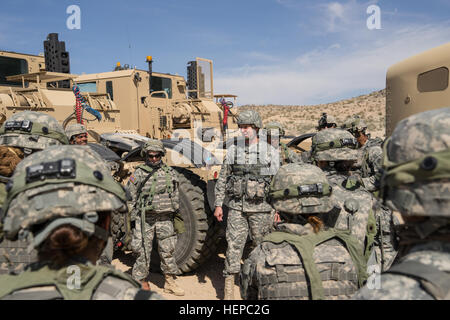 Brig. Gen. David Elwell, 311th supporto comando (Expeditionary) comandante generale, visiti la 257th Azienda di Trasporti a Fort Irwin, California, come hanno il supporto di un Centro Nazionale di Allenamento rotazione con loro M1070A1 Heavy Equipment Transporter carrelli in aprile e maggio 2015. Brig. Gen. Elwell visiti il Centro Nazionale di Allenamento 150430-A-AU937-825 Foto Stock