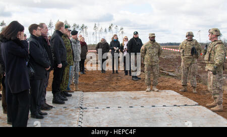 Lt. Col. Il Ciad Chalfont, (a destra) il comandante del secondo battaglione, 7° Reggimento di Fanteria, 1° Brigata, terza divisione di fanteria, parla con i membri dei media e illustri ospiti prima di un serbatoio live-fire esercizio in Estonia apr. L'esercizio segna la prima volta che gli Stati Uniti Serbatoi dell esercito hanno sparato proiettili in Estonia. La terza Inf. Div. è in Estonia come partner nel funzionamento Atlantic risolvere, in corso un'operazione congiunta per migliorare l'interoperabilità e di forza tra i partner della NATO. (Foto di Staff Sgt. Cody Harding, Funzionamento Atlantic risolvere gli affari pubblici) Noi serbatoi riprese per il primo Foto Stock