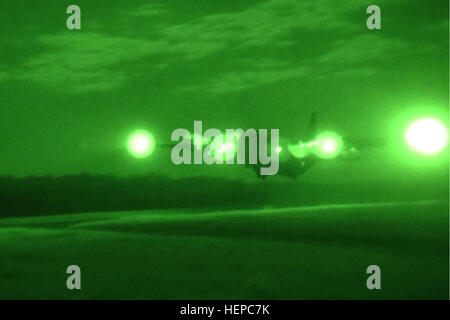 Un C-130 Hercules aereo decolla dal Fort Stewart, Ga., Remagen drop zone dopo i soldati dalla quarta brigata di fanteria combattere la squadra, terza divisione di fanteria, scaricare un gioco tattico di veicolo durante la joint airborne e trasportabilità dell'aria formazione, 2 maggio 2015. (U.S. Esercito Foto di Sgt. Bob Yarbrough, quarto IBCT, 3° ID, Affari pubblici) %%%%%%%%E2%%%%%%%%80%%%%%%%%98Vanguard%%%%%%%%E2%%%%%%%%80%%%%%%%%99 soldati antenna migliora le capacità di erogazione 150502-A-YK713-001 Foto Stock