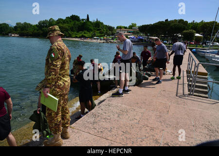 Paracadutisti da parte degli Stati Uniti Esercito del primo battaglione, 503rd Reggimento di Fanteria, 173rd Brigata aerea e l'esercito italiano il 4° Reggimento Alpini rientro a riva dopo un acqua combinata jump Maggio 11, 2015 nel Lago di Garda nei pressi di Pacengo, Italia. L'evento ha evidenziato la NATO combinato operazioni aviotrasportate tra la brigata e la nazione ospite alleati. (U.S. Esercito foto di Visual Information Specialist Graigg Faggionato) 173rd Brigata aerea e l'esercito italiano il 4° Reggimento Alpini condurre un acqua combinata jump, 11 maggio 2015 150511-A-KP807-224 Foto Stock