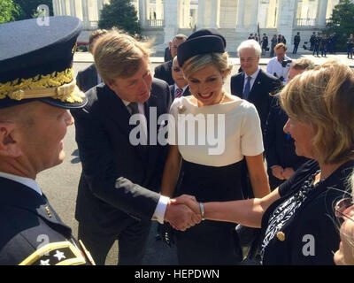 Monique Ryan, pensionato chief warrant officer 3, estrema destra, saluta re Willem-Alexander, con la regina Maxima durante una visita al Cimitero Nazionale di Arlington, il 1 giugno 2015. L evento è stato una parte di una commemorazione cerimonia per onorare il servizio americano i deputati che hanno combattuto in Europa durante la Seconda Guerra Mondiale. Cortesia (foto) orgoglioso di servire, pensionato Chief Warrant Officer 3 incontra la royalty olandese e i veterani della Seconda guerra mondiale 150601-A-SJ461-040 Foto Stock