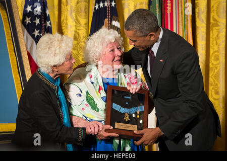 Il presidente Barack Obama conferisce la medaglia d'onore dell'esercito Sgt. William Shemin, accettando a suo nome sono le sue figlie Elsie Shemin-Roth (centrale) e Ina Bass (sinistra), nella Sala Est della Casa Bianca, Giugno 2, 2015. Shemin, un Jewish-American, si distinse come un membro del secondo battaglione, 47th Reggimento di Fanteria, 4a divisione di fanteria americana forze Expeditionary, durante le operazioni di combattimento contro il nemico sul fiume Vesle, vicino Bazoches, Francia, durante la guerra mondiale I. Mentre serve come un rifleman da agosto 7-9, 1918, Shemin a sinistra la copertina del suo plotone di trincea e attraversato open s Foto Stock