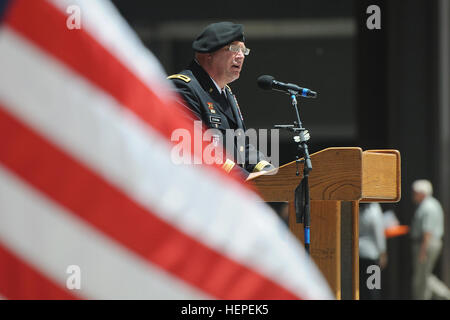 Illinois Guardia Nazionale Brig. Gen. Michael Zerbonia, Forze terrestri componente commander, dà commento durante l'esercito il compleanno presso il Richard J. Daley Center in downtown Chicago, 10 giugno. Le quattro ore di cerimonia compresa la riserva di esercito, componente attivo, e l'esercito di soldati di guardia da tutta la terra di Chicago zona riserva Junior Officers' Training Corps cadetti e Zerbonia come senior rappresentante dell'esercito. (U.S. Esercito foto di Sgt. Aaron Berogan/RILASCIATO) US Army celebra il suo 240th compleanno in Chicago 150610-A-GI418-121 Foto Stock